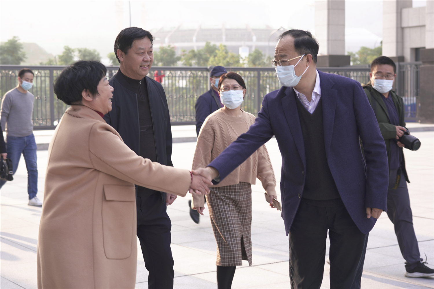 十堰市市場監(jiān)督管理局局長方孝春一行對我校食堂進行食品安全檢查