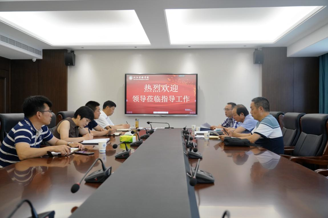 張灣區(qū)教育局責(zé)任督學(xué)蒞臨我校開展“五項管理”專項督導(dǎo)工作